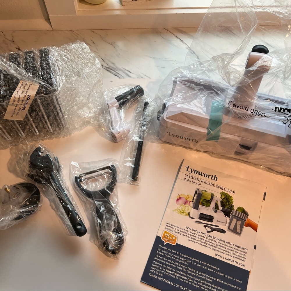 Worth Kitchen Tools Set in White and Black